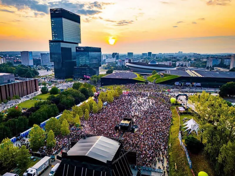 Wielotysięczny koncert plenerowy o zachodzie słońca zorganizowany przez Pedro Events