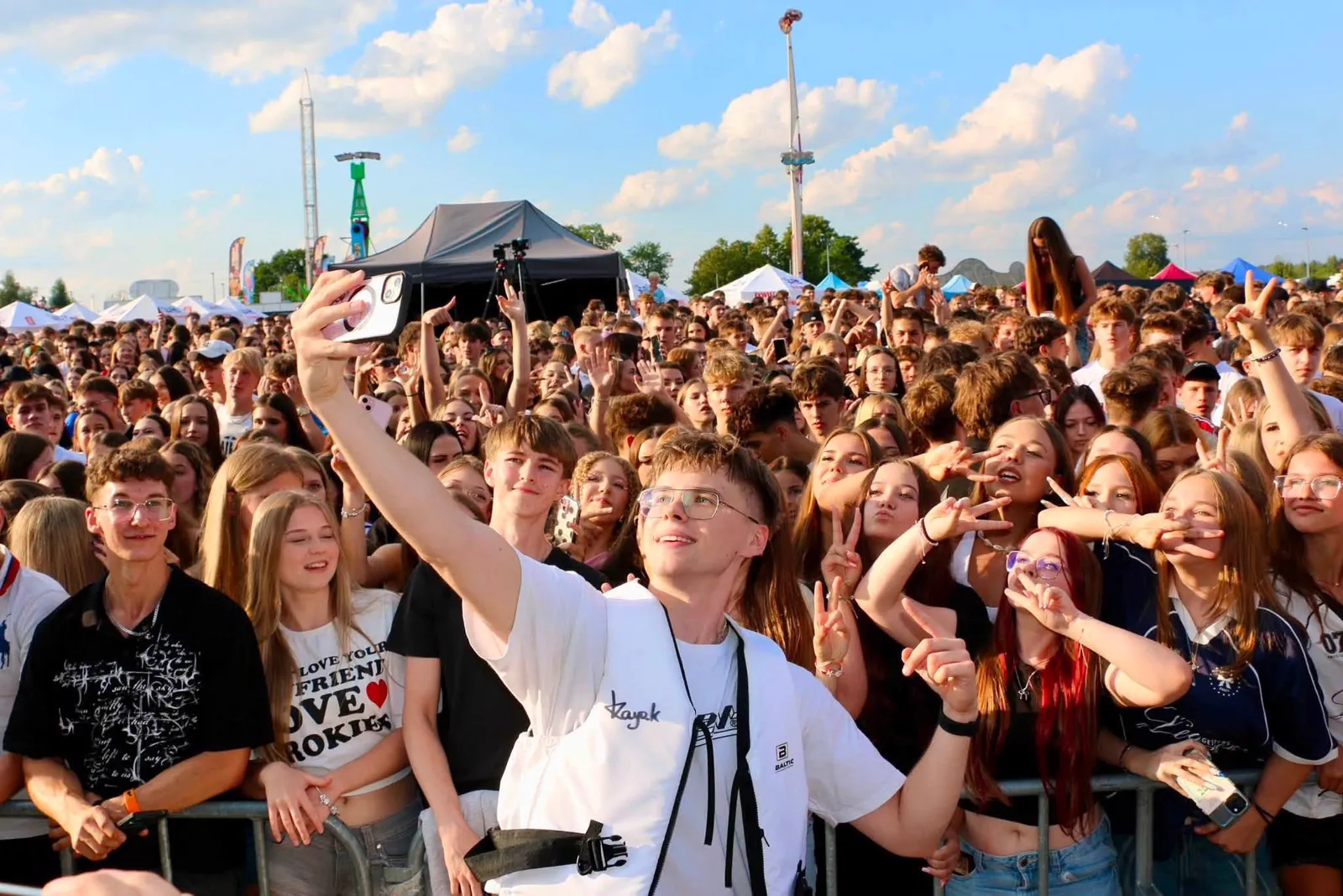 Tłum robiący selfie z prowadzącym na Dniach Pajęczna